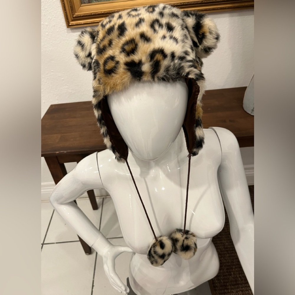Black poppy cheetah 🐆 hat